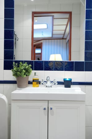 Comfort Quadruple Room, Private Bathroom, Harbour View | Bilik Mandi