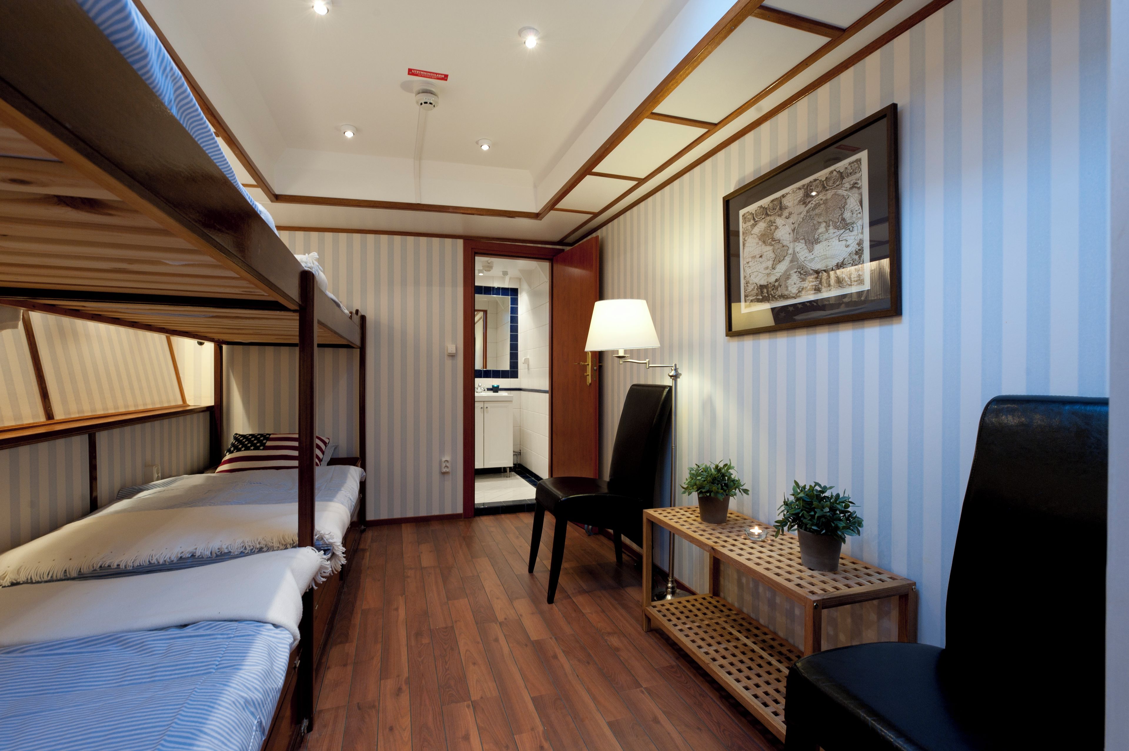 Comfort-Vierbettzimmer, eigenes Bad, Hafenblick | Kostenloses WLAN