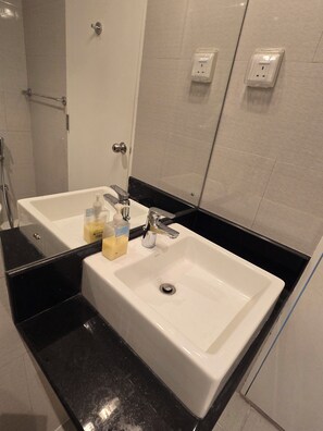 Bathroom - Spacious 3-bedroom Lux apartment with AC in perfect Galle (Galle)
