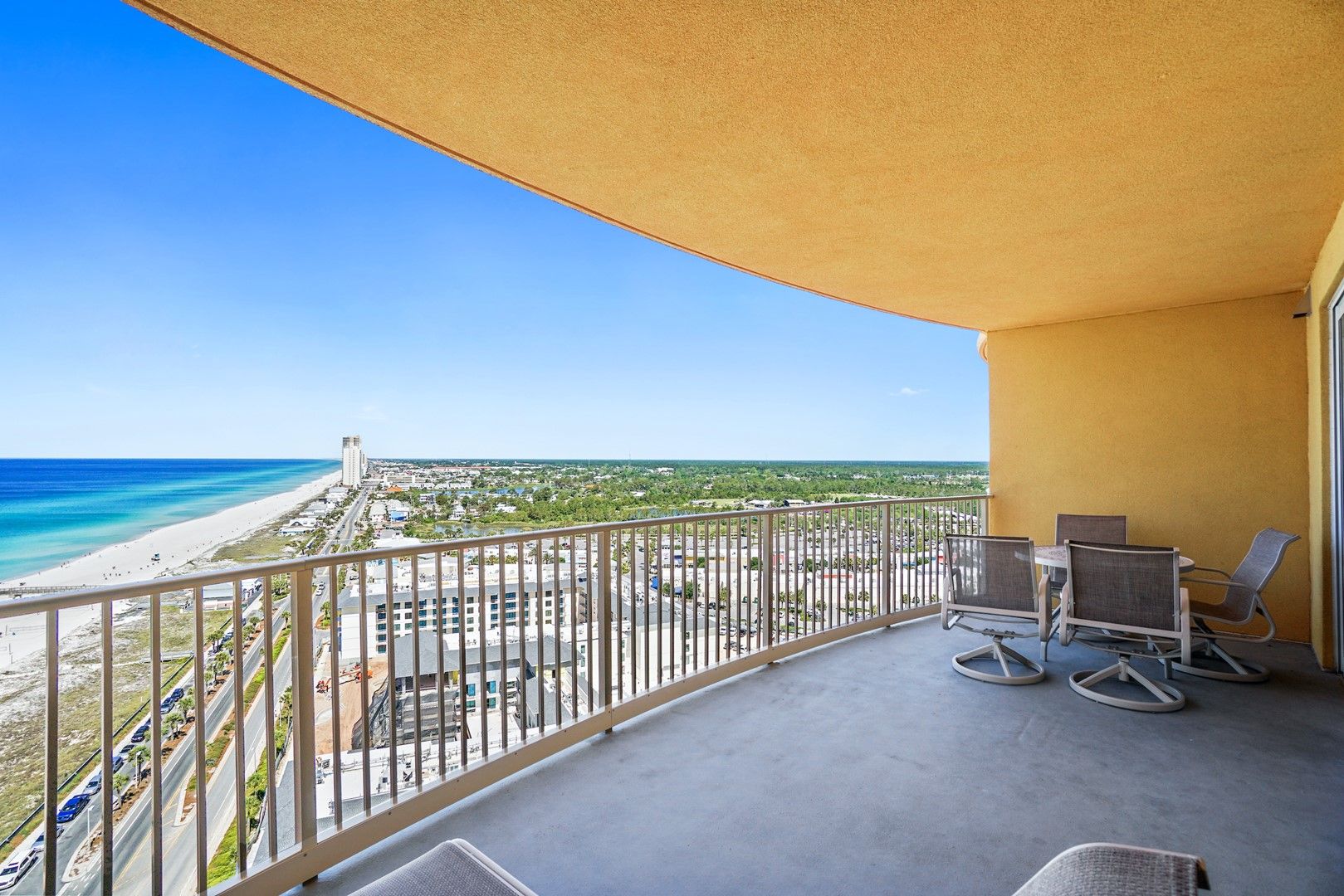 Ein Balkon mit Blick auf Strand und Stadtlandschaft.