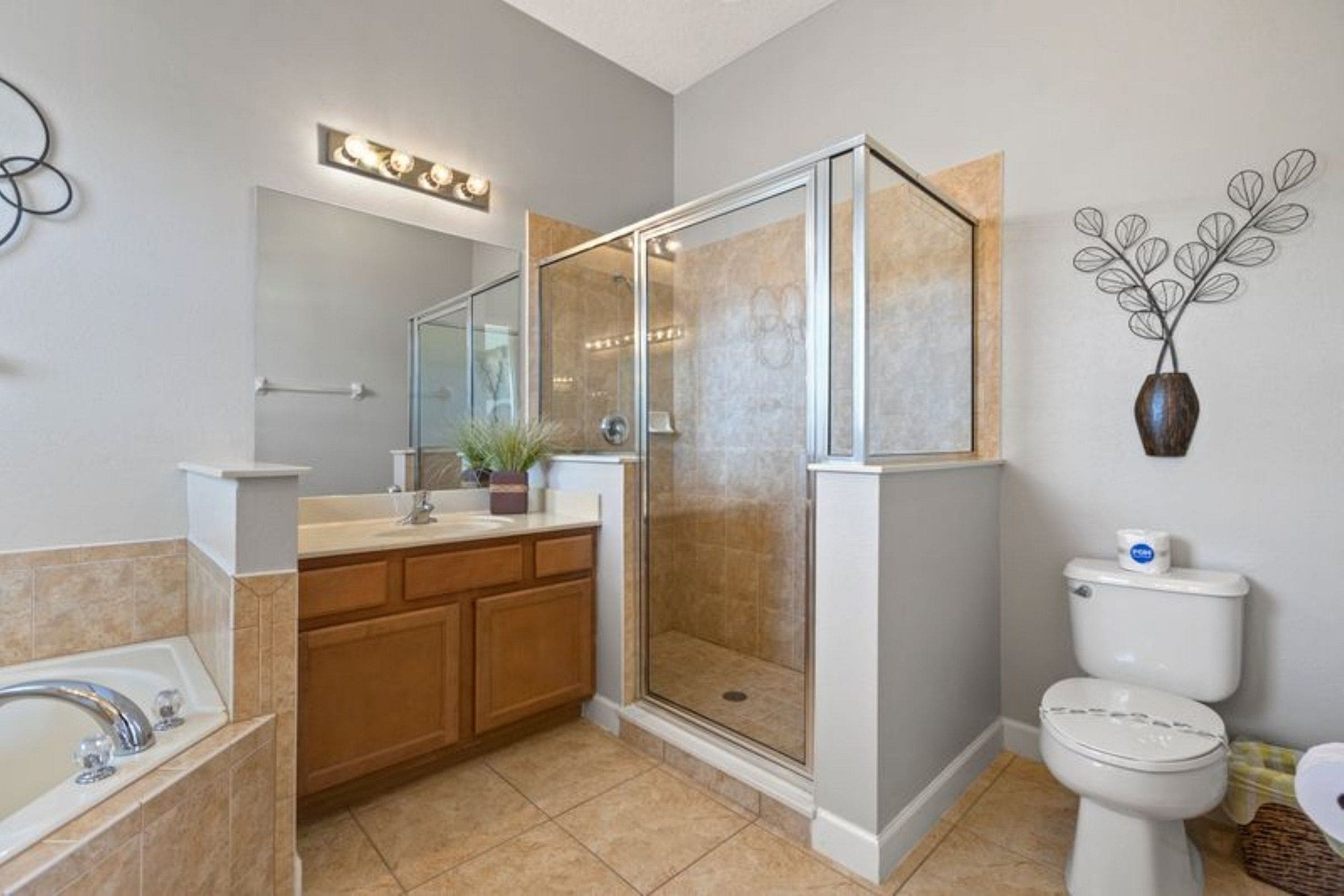 Un baño moderno con cabina de ducha, inodoro y lavabo.