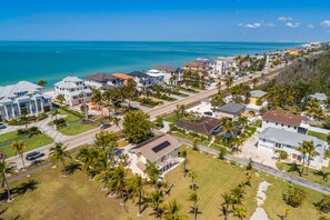 Eine Küstenwohngegend mit Häusern, Straßen und einem Strand im Hintergrund.