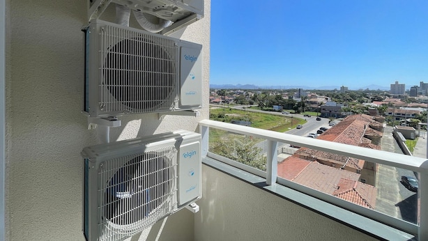 Varanda com três unidades de ar condicionado identificadas como 'elgin' e 'Inverter'.