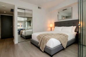 Room - Chic 1 BR Yorkville  Suite (Toronto)