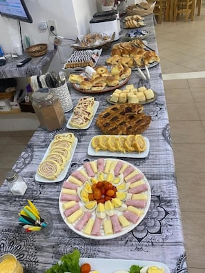 Una mesa de buffet con diferentes tipos de comida y un plato decorativo en el centro.