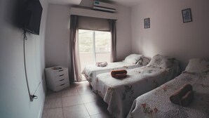 Căn hộ phong cách cổ điển | Két bảo mật tại phòng, bàn ủi/dụng cụ ủi quần áo 