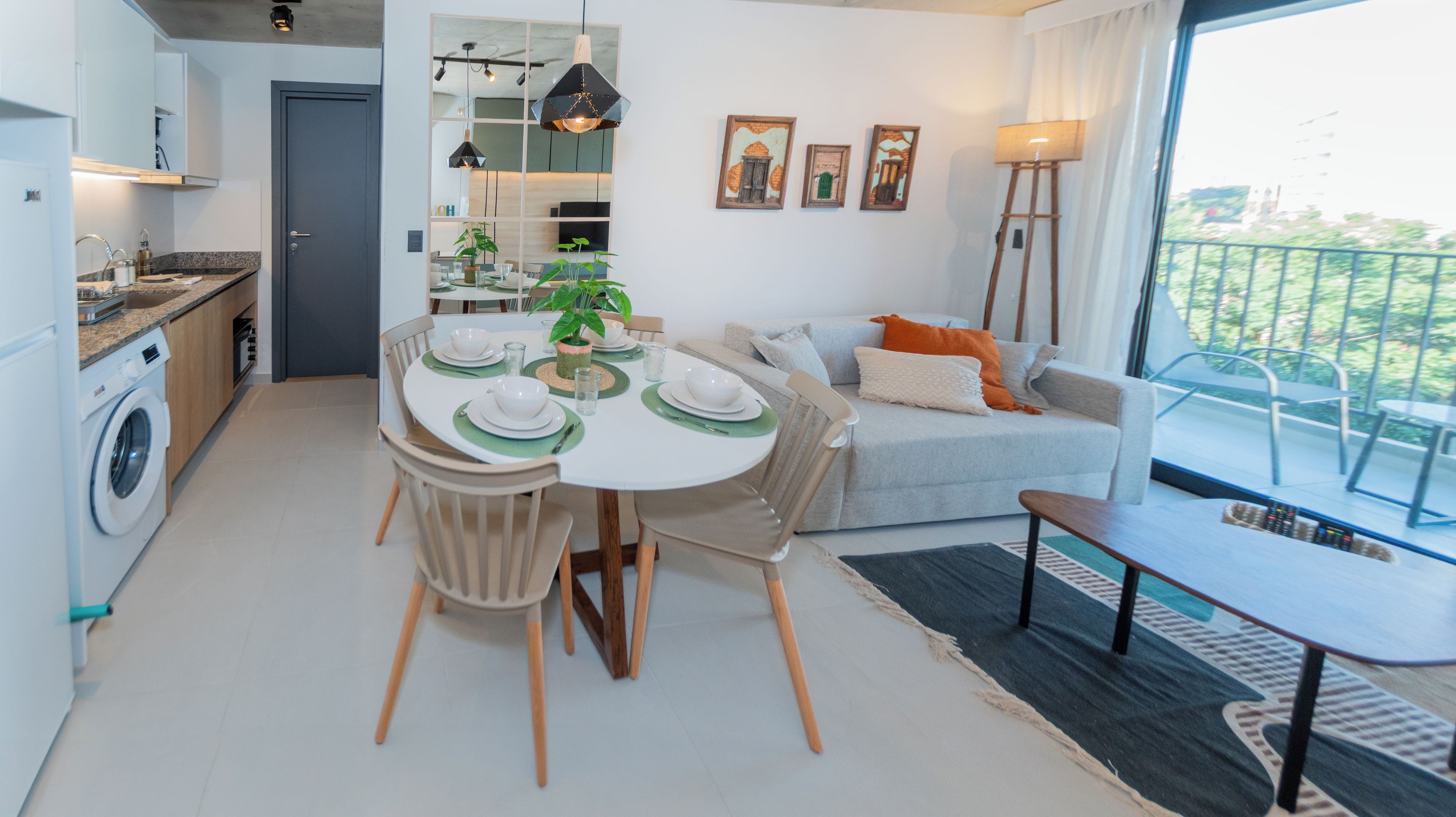 Un apartamento moderno con comedor, cocina y sala de estar.
