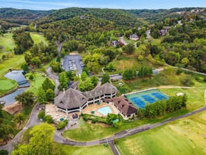 Ein Golfplatz mit Clubhaus, Schwimmbad und Tennisplätzen.