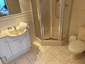 Bathroom - Delightful 4-bedroom house in Newquay perfect for your getaway (Newquay)