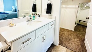 Bathroom - Gorgeous 4-bedroom townhome central location (Cedar City)