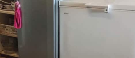 Una cocina con un refrigerador y una lavadora blanca.