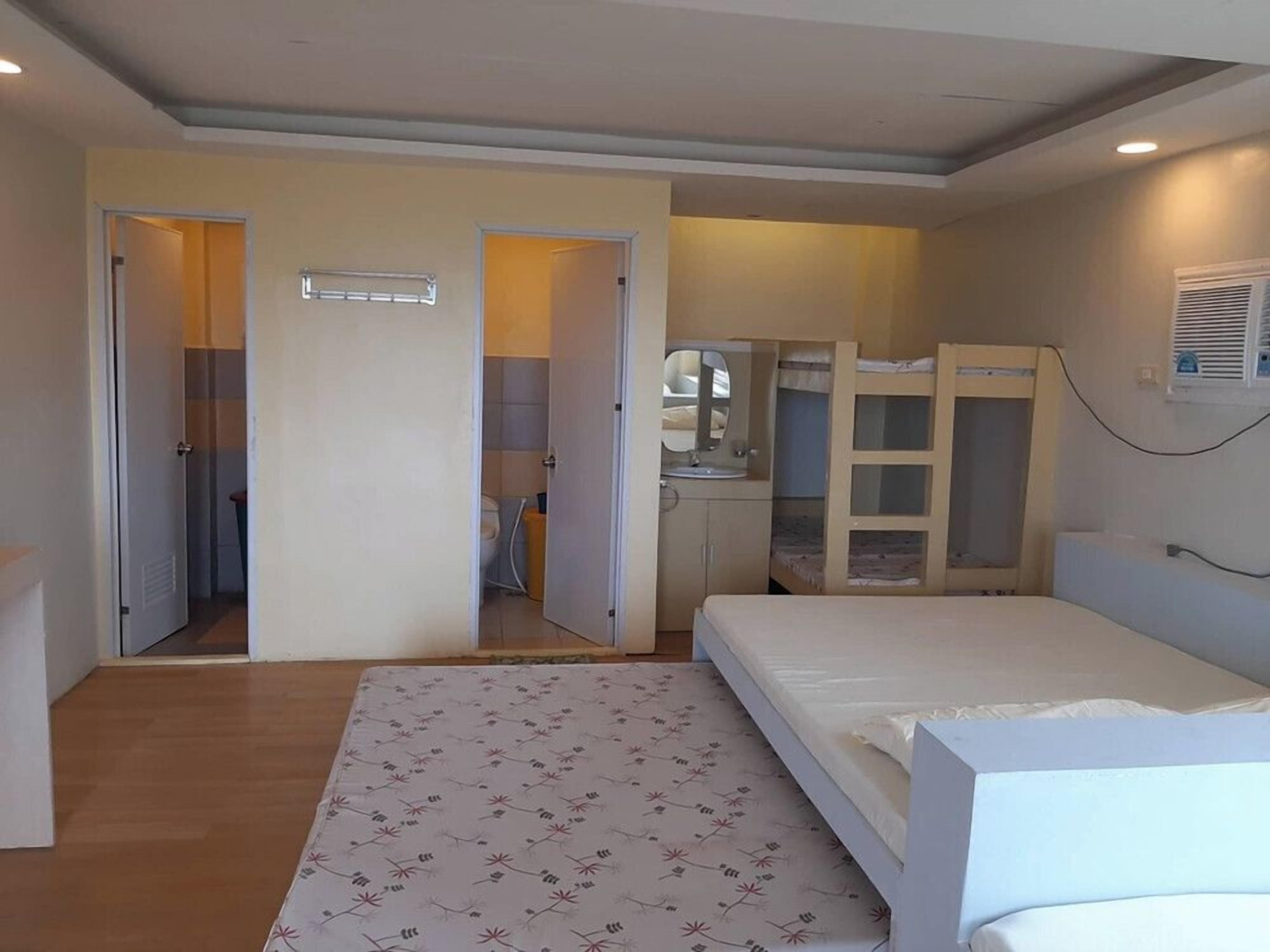 Une chambre à coucher avec un lit, un bureau et une armoire.