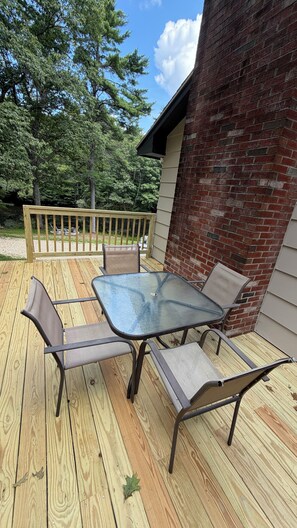 Outdoor dining - Pine and Pond Retreat, Redone 3 bedroom house in Rindge perfect private getaway. (Rindge)