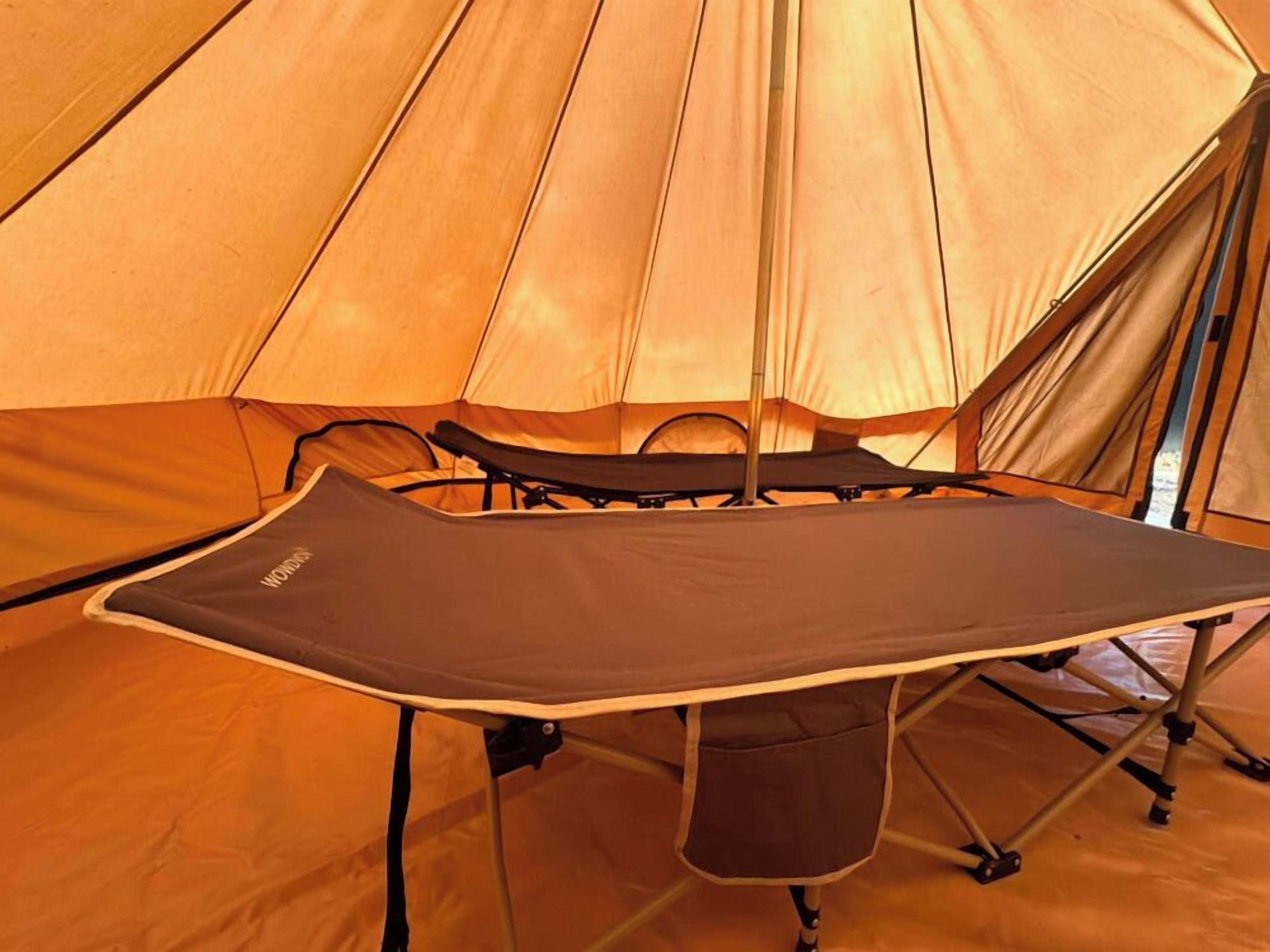 Une tente à l’intérieur de laquelle est installée une table.