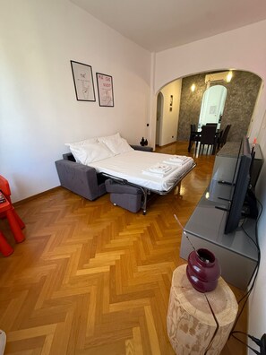 Een strijkplank/strijkijzer, wifi, beddengoed