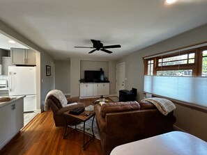 Living area - Cozy 2-bedroom Cottage with Gas Fireplace & AC, quiet neighborhood in Hillsboro (Hillsboro)