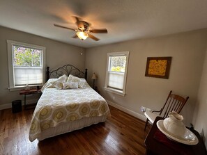 Room - Cozy 2-bedroom Cottage with Gas Fireplace & AC, quiet neighborhood in Hillsboro (Hillsboro)