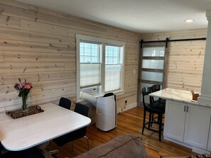 Dining - Cozy 2-bedroom Cottage with Gas Fireplace & AC, quiet neighborhood in Hillsboro (Hillsboro)