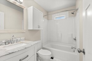 Bathroom - Cozy 2-bedroom Cottage with Gas Fireplace & AC, quiet neighborhood in Hillsboro (Hillsboro)
