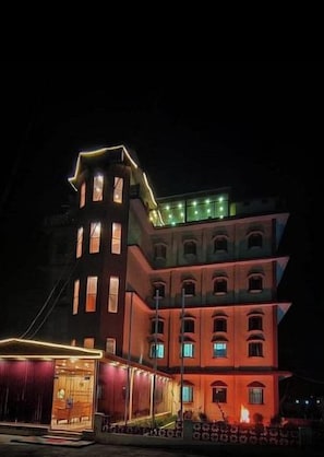 Unclassified image, 2 of 14, button - The Metropolitan Hotel (Ghizer)