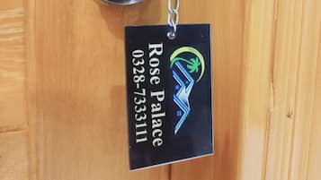 A door with a keyhole and a keychain with a black tag.