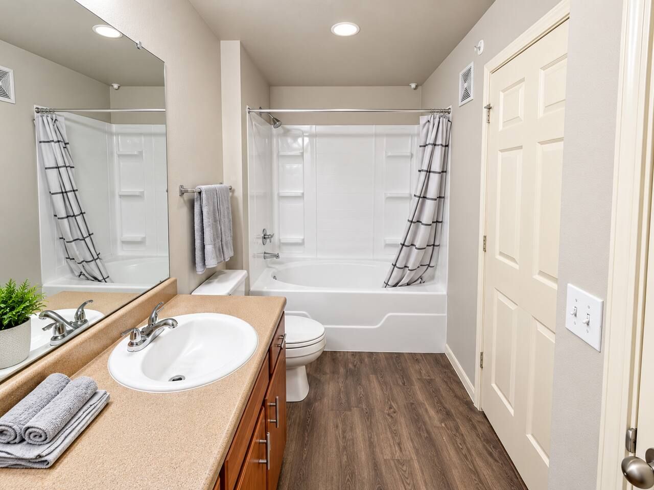 Une salle de bain avec une baignoire, des toilettes et un lavabo.