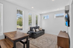 Living area - Luxury New Construction 1BR/1BA Near UC Davis Medical Center and Shriners (Sacramento)