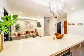 Ein modernes Wohnzimmer mit einer Couch, einem Couchtisch und Dekorationselementen.