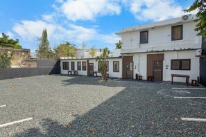 A building with multiple rooms, a gravel courtyard, and a few benches. - Casa Magnolia Apt 10 | Studio Apt in Santurce (San Juan de Puerto Rico)