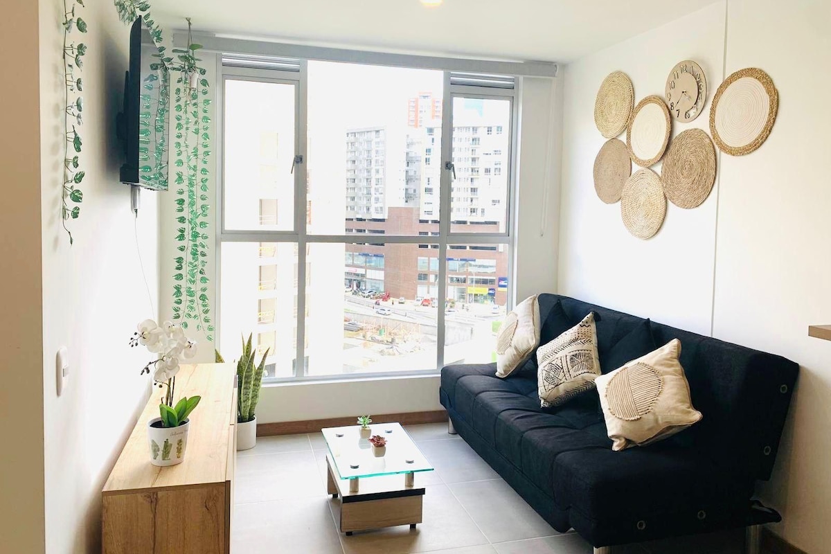 Una sala de estar moderna con un sofá, una mesa de centro y elementos decorativos.