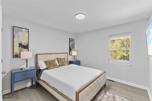 Room - Central & Cozy Burlington Getaway for 6 (Burlington)
