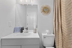 Bathroom - Central & Cozy Burlington Getaway for 6 (Burlington)