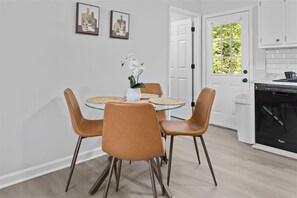 Dining - Central & Cozy Burlington Getaway for 6 (Burlington)
