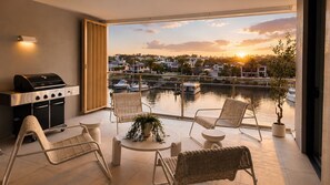 A balcony with a view of a marina and sunset. - Marina Prestige, Hope Island (Hope Island)