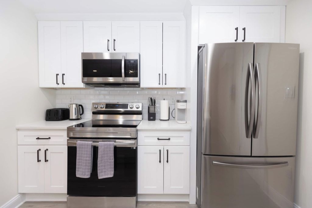 Coffee/tea maker, fridge, microwave, oven