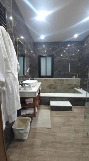 Ducha, secador de pelo, toallas, jabón