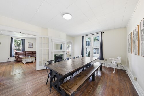 2.5 Miles to Ark · Sleeps 13 · Walk to Downtown
