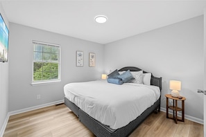 Room - Cozy Burlington Stay 5 Mins to DT - Groups of 6 (Burlington)