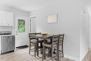 Dining - Cozy Burlington Stay 5 Mins to DT - Groups of 6 (Burlington)