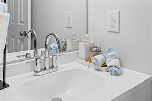 Bathroom - Cozy Burlington Stay 5 Mins to DT - Groups of 6 (Burlington)