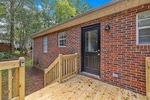 Exterior - Cozy Burlington Stay 5 Mins to DT - Groups of 6 (Burlington)