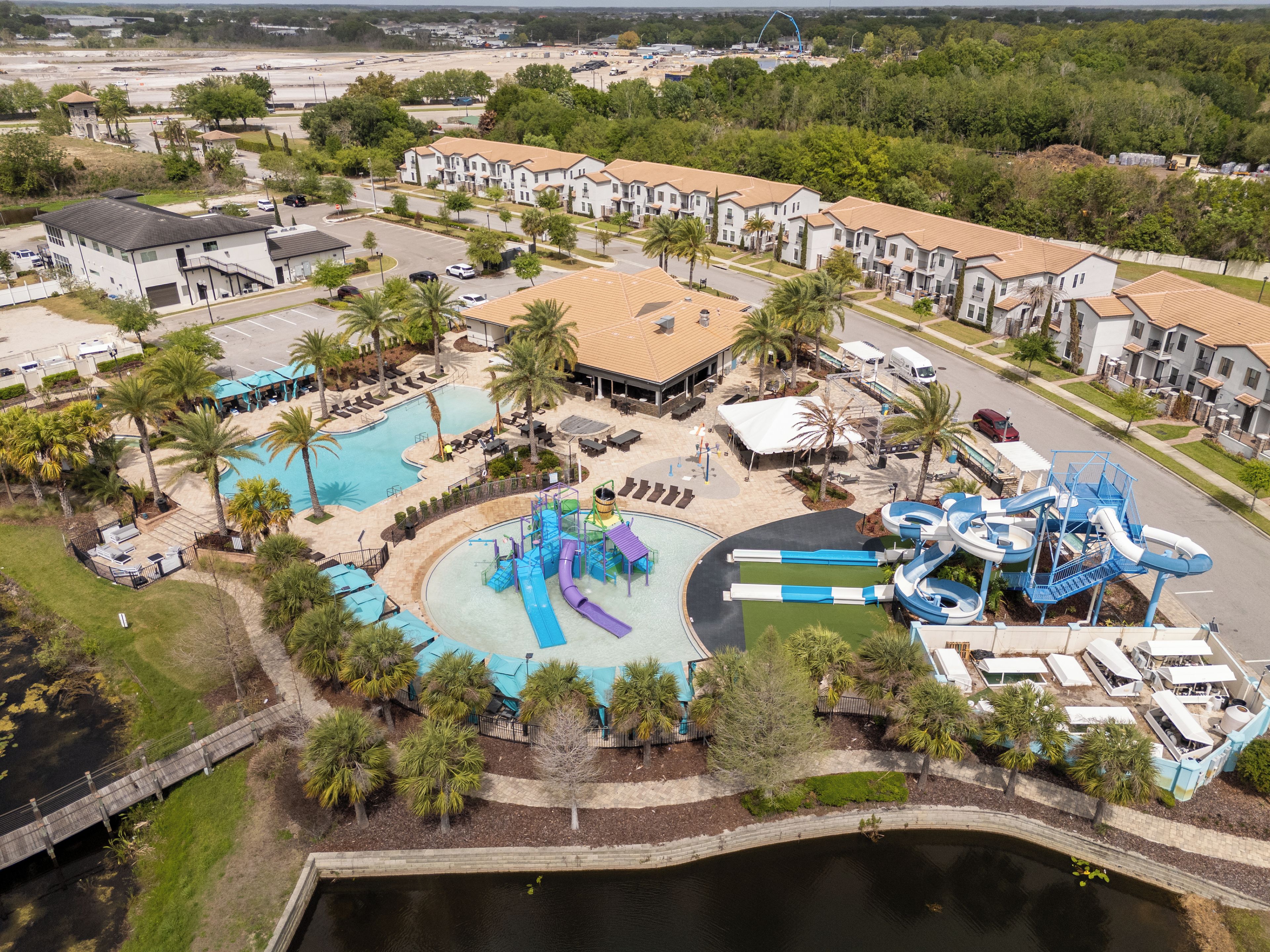 Un resort con piscina, toboganes acuáticos y estacionamiento.