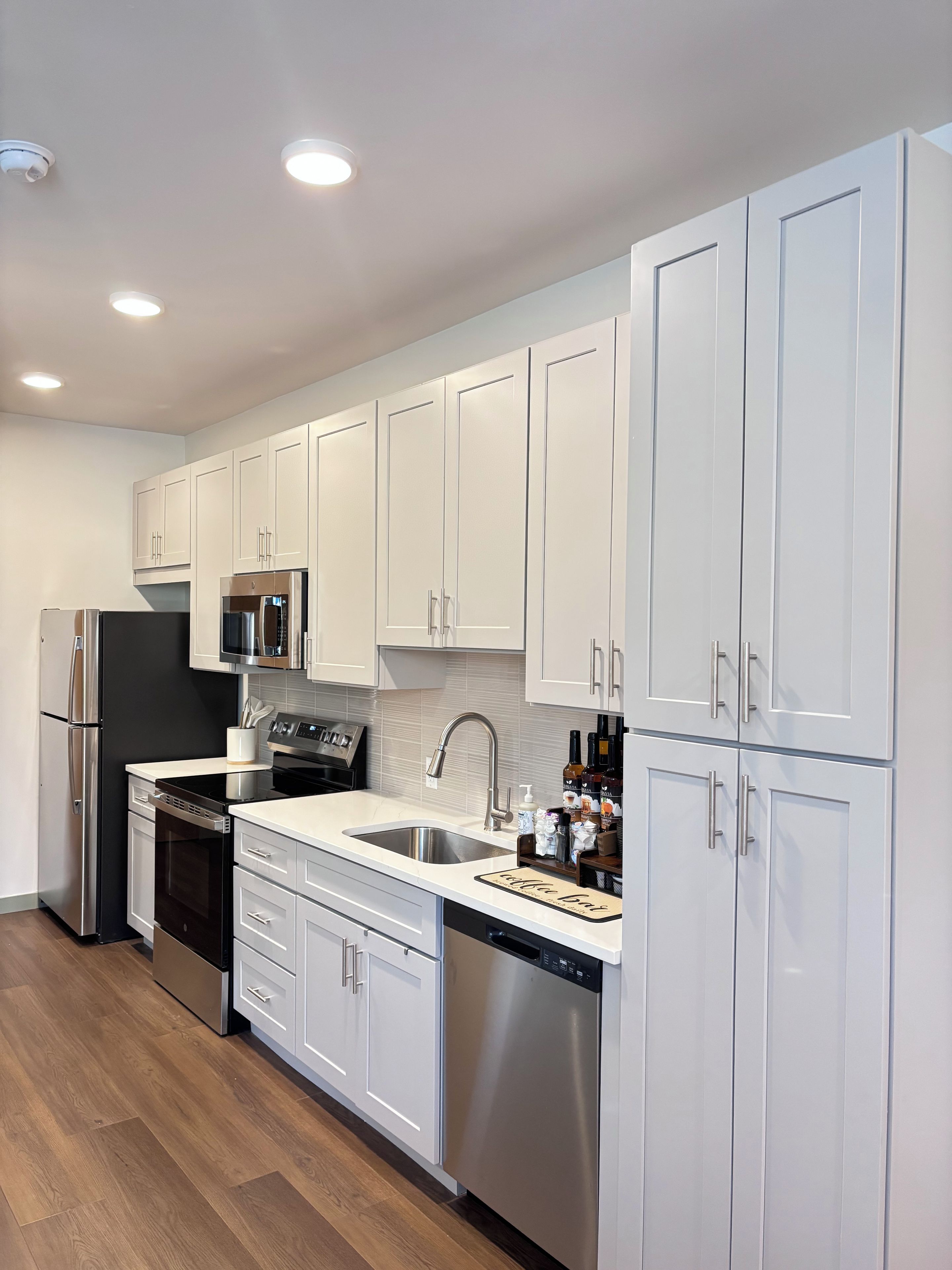 Coffee/tea maker, fridge, microwave, oven