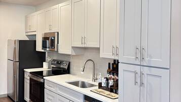Coffee/tea maker, fridge, microwave, oven
