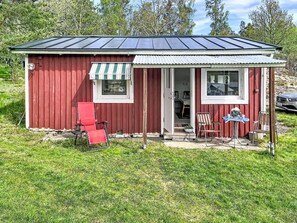 A red wooden building with a metal roof, a door, and a window. - Newly renovated (2025) and very fresh cottage (Figeholm)