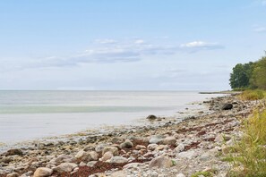 A rocky beach with a calm sea and a clear sky. - Holiday home near the water on beautiful Als (Augustenborg)