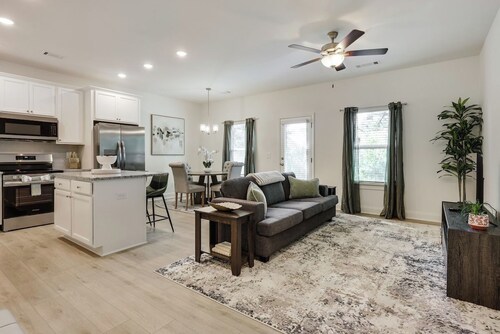 Stylish Athens Townhome | Sleeps 6 | Family Ready