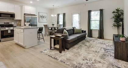 Stylish Athens Townhome | Sleeps 6 | Family Ready