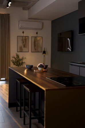Standaard suite, balkon, uitzicht op stad | Privékeuken | Een magnetron, een kookplaat, kookgerei, borden en bestek