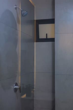 Standaard suite, balkon, uitzicht op stad | Badkamer | Een haardroger, handdoeken, zeep, shampoo